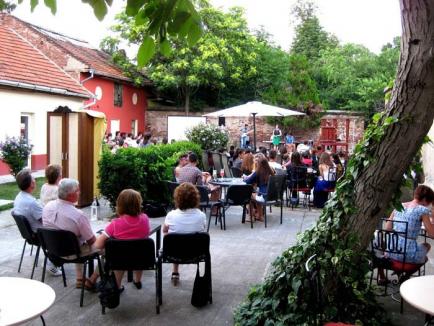 Cafeneaua creştină: Deşi nu vinde alcool, o cafenea din centrul Oradiei e la mare căutare pentru seratele de tango, literatură şi muzică (FOTO)
